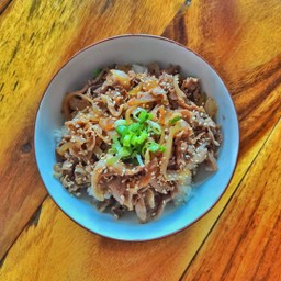 ข้าวหน้าหมูผัดซอสญี่ปุ่น