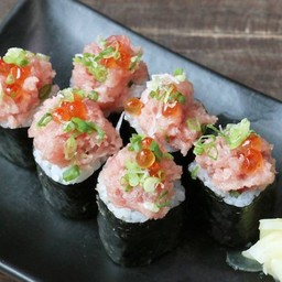 Negitoro  Maki ข้าวห่อสาหร่ายใส้แตงกวาโรยหน้าด้วยปลาโทโร่สับ