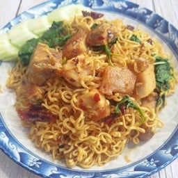 ผัดมาม่า กระเพราหมูกรอบ