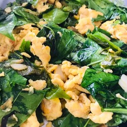 ใบเหลียงผัดไข่