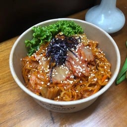 เซ็ตรามยอนผัดกิมจิไส้กรอกไก่ พร้อมเครื่องเคียง 1 อย่าง