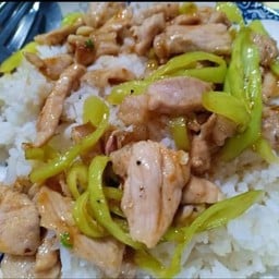 ผัดพริกอ่อนเนื้อราดข้าว