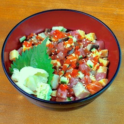 Chirashi don Set ชุด ข้าวหน้าปลาดิบรวมหั่นลูกเต๋า