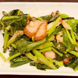 ผัดคะน้าหมูกรอบ