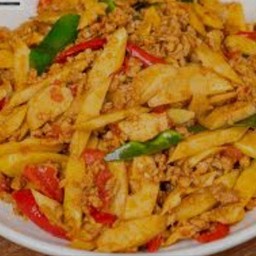 ผัดพริกแกงหน่อไม้