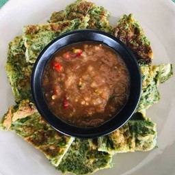 ชุดไข่เจียวชะอม พร้อมน้ำพริกกะปิและผักสด (ไม่ราดข้าวนะคะ 🙏🏻😊)