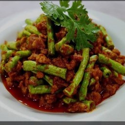 ผัดพริกแกงราดข้าว