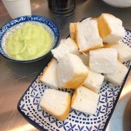 ขนมปังเปล่านึ่ง