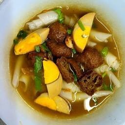 ก๋วยจั๊บ เต้าหู้ ไข่ พิเศษ