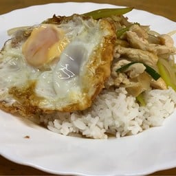 ผัดพริกอ่อนไก่ราดข้าว