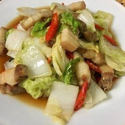 ผัดผักกาดขาวหมูกรอบราดข้าว