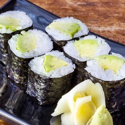 Avocado  Maki ข้าวห่อสาหร่ายไส้อะโวคาโด