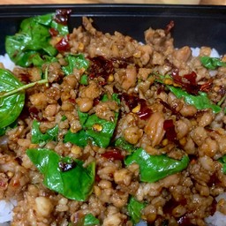 หมูสับผัดใบโหระพาราดข้าว