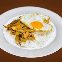 ข้าวราดแกงตาตุ๋ย 1 อย่าง เพิ่มไข่ดาว “Tui” Rice With Curry&A Fried 1 Dish