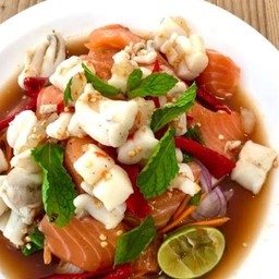 ยำรวม ปากเบิร์น ไข่ปลาหมึก แซลมอน กุ้งสด