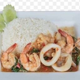 กระเพราทะเลราดข้าว หมึก กุ้ง