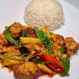 ข้าวราดผัดพริกแกงหน่อไม้