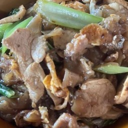 เส้นใหญ่ผัดซีอิ้ว พิเศษ