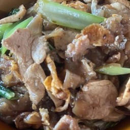 เส้นใหญ่ผัดซีอิ้ว