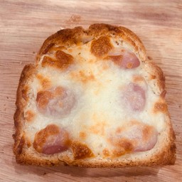ปังไส้กรอกชีส