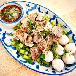 ก๋วยเตี๋ยวเรือเจ้แหล๋ว น้ำตกหมูเนื้อ บ้านโป่ง