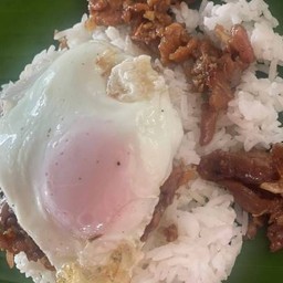 ข้าวกระเทียมพริกไทยหมู พิเศษ