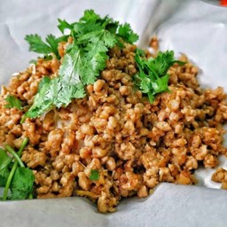 หมูสับผัดกระเทียม (กับข้าว)