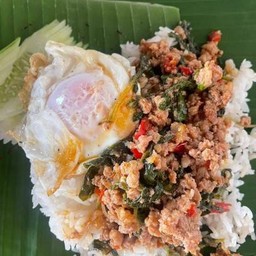 ข้าวผัดใบกะเพราหมู พิเศษ ไข่ดาว