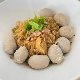 ก๋วยเตี๋ยวคาเฟ่ - ก๋วยเตี๋ยวคลุกเส้น ซอสสูตรพิเศษ เฟรนชิพ