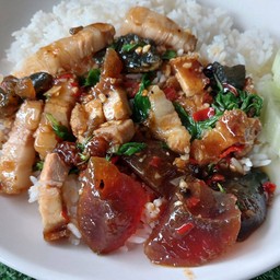 กระเพราหมูกรอบไข่เยี่ยวม้า