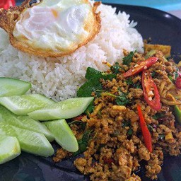 ผัดเผ็ดเนื้อสับเเซ่บสะท้านโลกันย์ฟรี!!ไข่ดาว