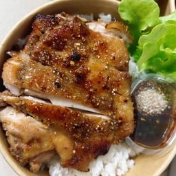 ข้าวหน้าไก่ย่างคลุกฝุ่น