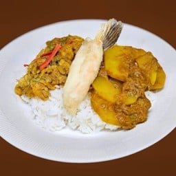 ข้าวราดแกงตาตุ๋ย 2 อย่าง"Tui” Rice With Curry & Fried 2 Dish
