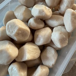 ลูกชิ้นหมูลวกอย่างดี 4 ลูก