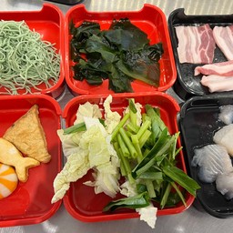 บะหมี่หยก สาหร่ายวากาเมะ ลูกชิ้นรวม สามชั้นสไลค์ เนื้อปลาดอลลี่ ชุดผัก