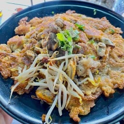 ผัดไทย หอยทอด ข้าวกระเพรา(หน้าเซเว่นใหม่เอื้ออาทรแพรกษา2) เซเว่นใหม่เอื้ออาทรแพรกษา2