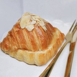 ครัวซองต์ Almond