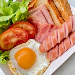 Breakfast ไข่ดาว, เบคอน, แฮม, ไส้กรอก