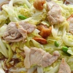 ผัดกระหล่าปลีหมูชิ้น ราดข้าว
