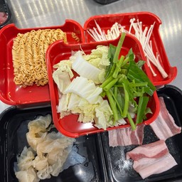 เส้นมาม่า เห็ดเข็มทอง ชุดผัก แมงกะพรุน สามชั้นสไลค์