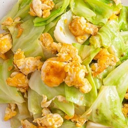 (กับข้าว) ผัดกะหล่ำปลี น้ำปลามังสวิรัติ 200 กรัม + ผัดไข่ขยี้ 2 ฟอง