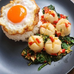 ข้าวกะเพราลูกชิ้นปลาภูเก็ต ไข่ดาว