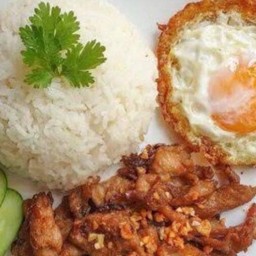 ไก่กระเทียมราดข้าว + ไข่ดาว