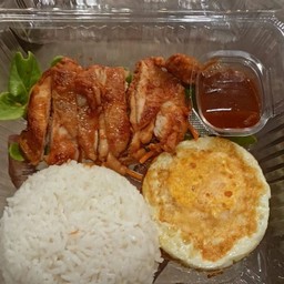 ข้าวไก่ย่างซอสบาบีคิว+ไข่ดาว