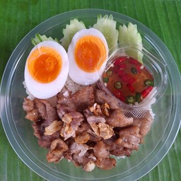 ชุดข้าวหมูกระเทียม แถมไข่ต้ม