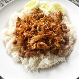 กระเทียมพริกไทยราดข้าว