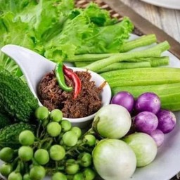 น้ำพริกปลาจิ้งจั้งและผักเคียง