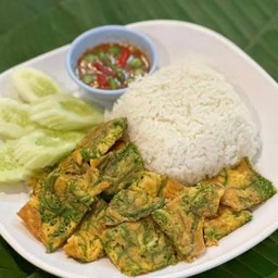 ข้าวไข่ชะอมทอดกับน้ำพริกกะปิ