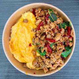 กระเพราพริกแห้ง ครัวในบ้าน ลาซาล32