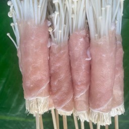 หมูสันนอกพันเห็ดเข็มทอง